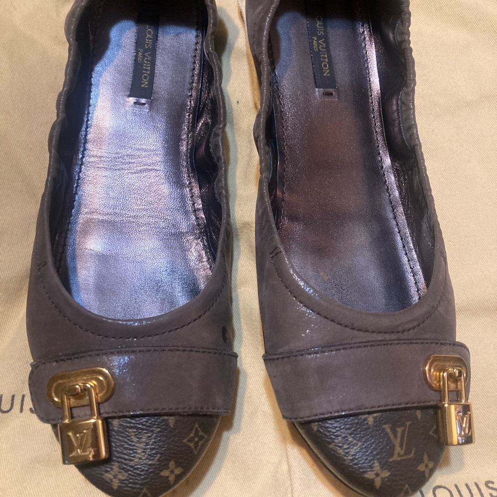 LOUIS VUITTON FLATS